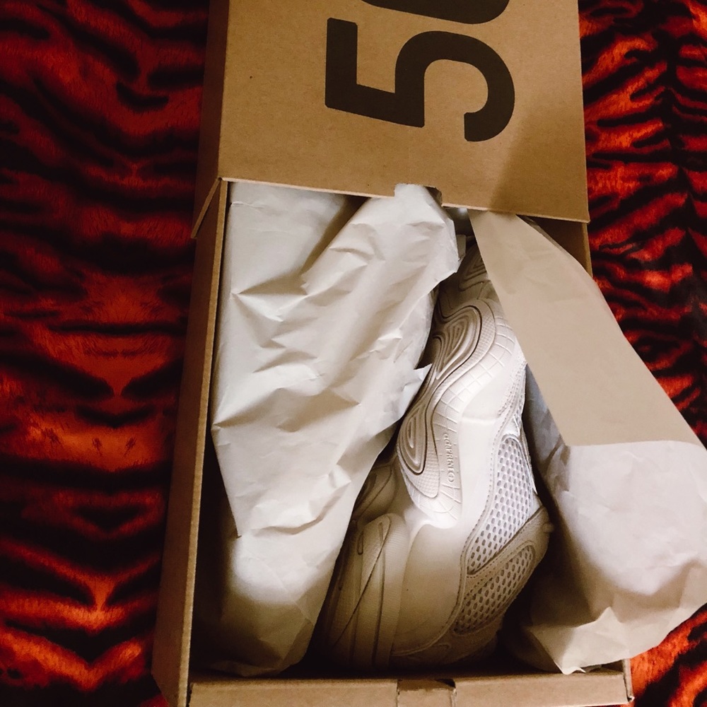 Yeezy 500 ‘Blush’ - Picture 2 of 8